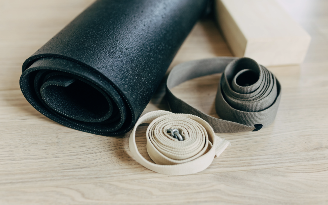Comment prendre soin de ses accessoires de yoga (sangle, tapis et bloc)